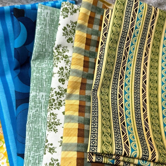 Fat Quarter 'Frogs in a Bog' 10 Piece Quilt Fabric Bundle, Green/Blue/Orange - Picture 7 of 7